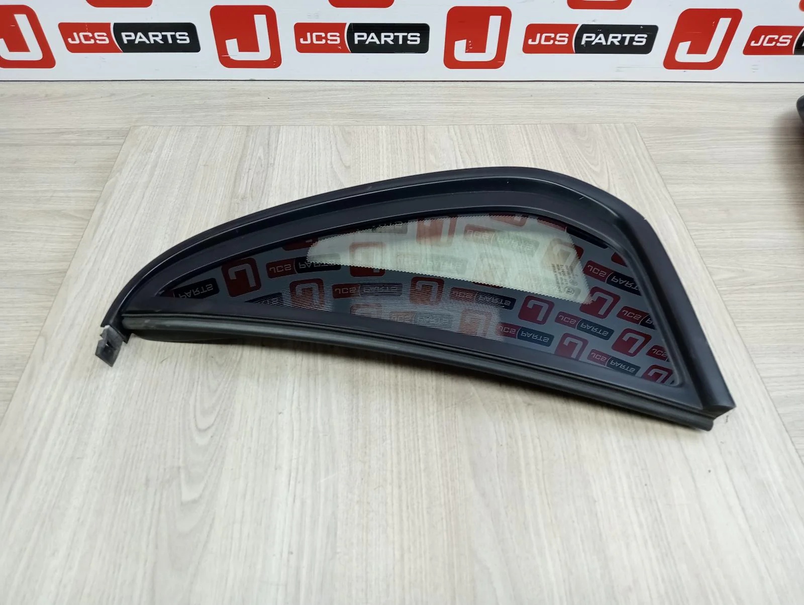 HOLDEN COMMODORE LEFT REAR SIDE GLASS VE, UTE, 07/06-05/13 2011 - Image 2
